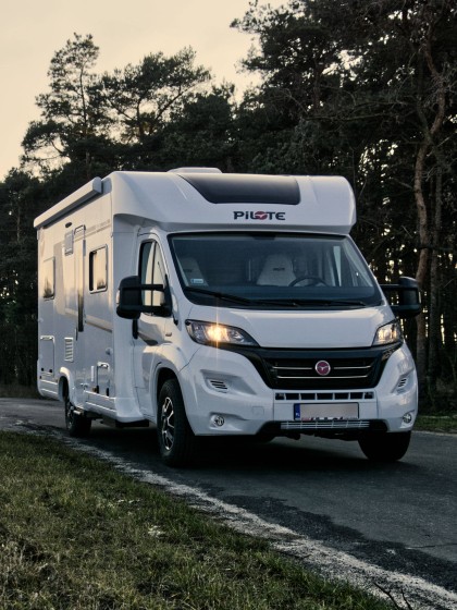 wynajem kamperów Pilote P746 C